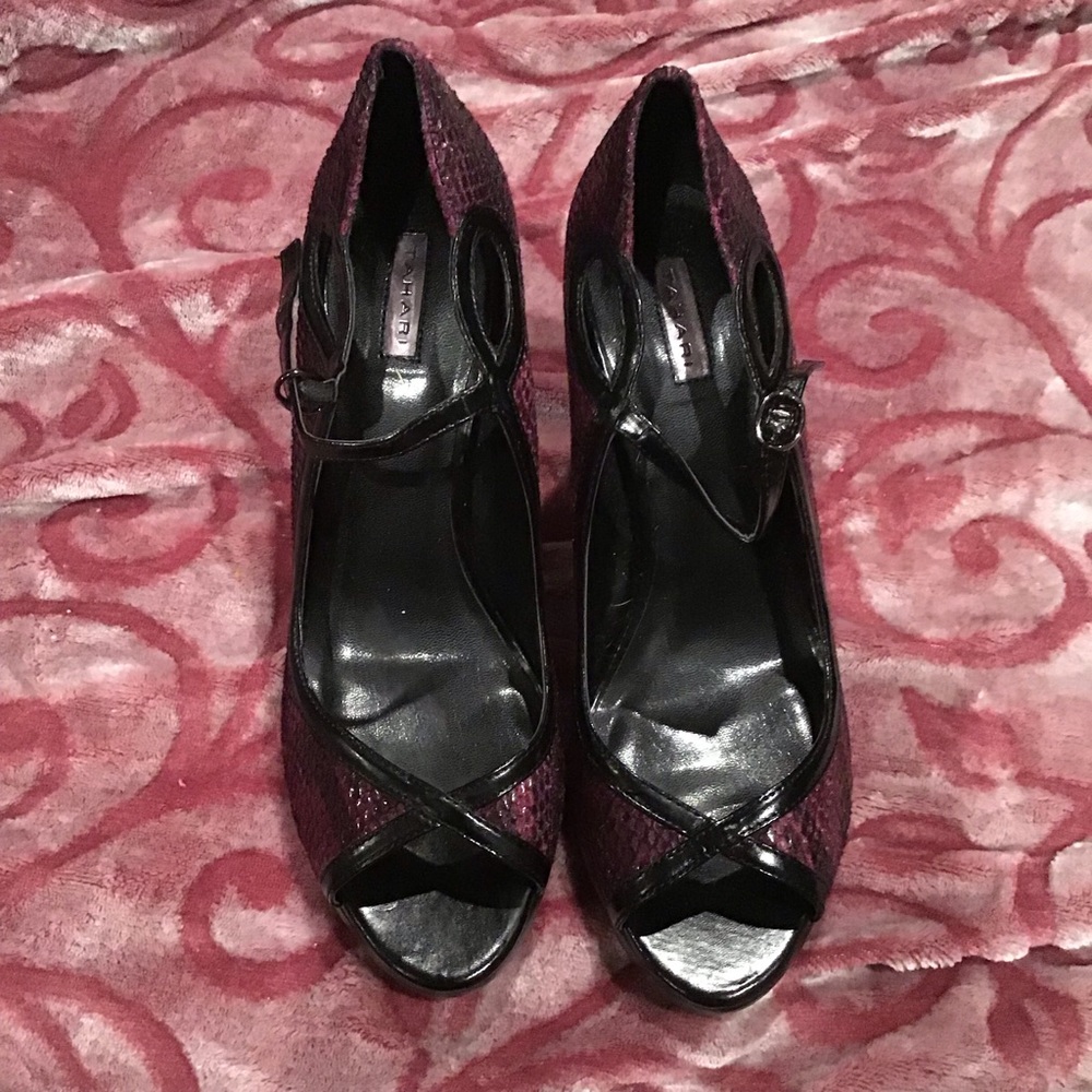 Classy Tahari faux snakeskin peep toe stilettos